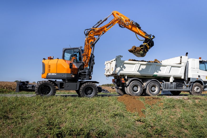 First Look at New Doosan Excavators at ScotPlant 2022